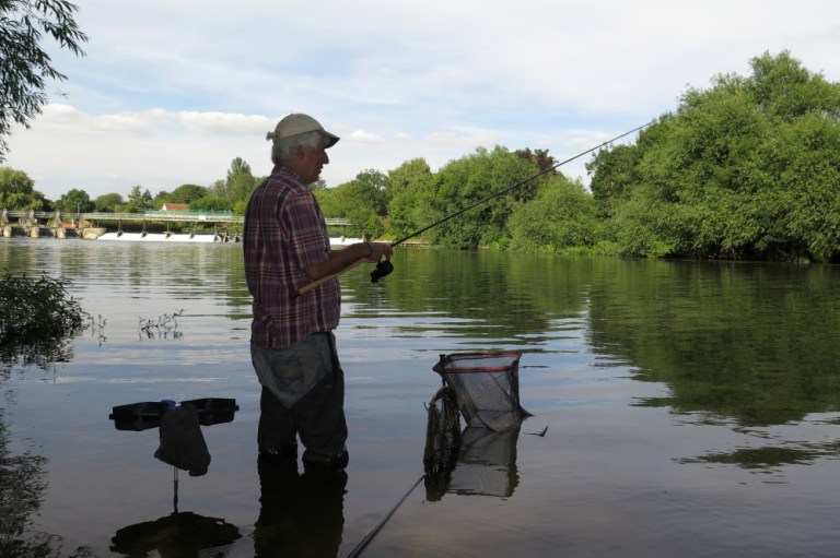 Showing our guest how to trot hemp and tares - not quite what they do on the Great Barrier Reef !